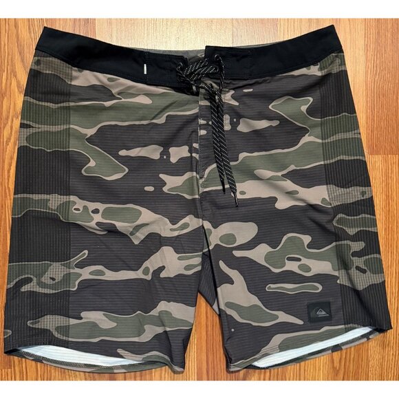 Quiksilver Highlite Arch Board Shorts Camo Mens 33 9" Beach Swim Trunks - Picture 1 of 6
